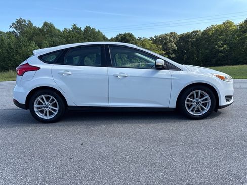 Used 2017 Ford Focus SE FWD image 6
