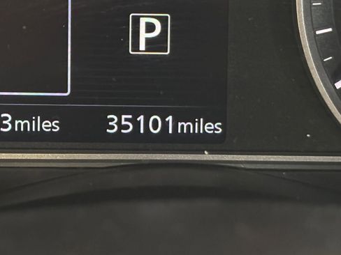 Used 2025 Nissan Versa SV image 40