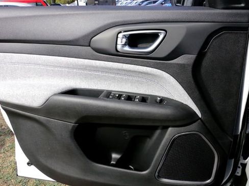 New 2026 Jeep Compass Latitude image 16