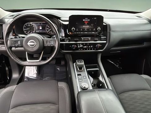 Used 2024 Nissan Pathfinder SV image 16