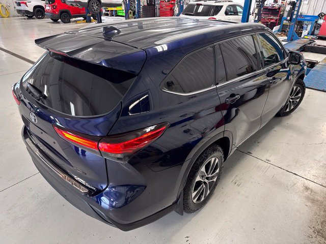 Used 2022 Toyota Highlander XLE AWD/4WD image 19