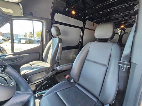 Used 2025 Mercedes-Benz Sprinter 2500 image 22