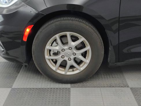 Used 2025 Chrysler Pacifica Select FWD image 9