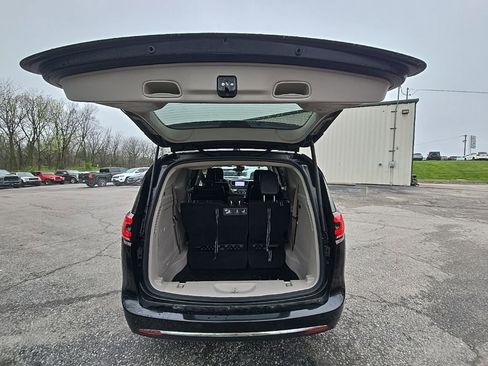 Used 2021 Chrysler Pacifica Touring-L FWD image 20