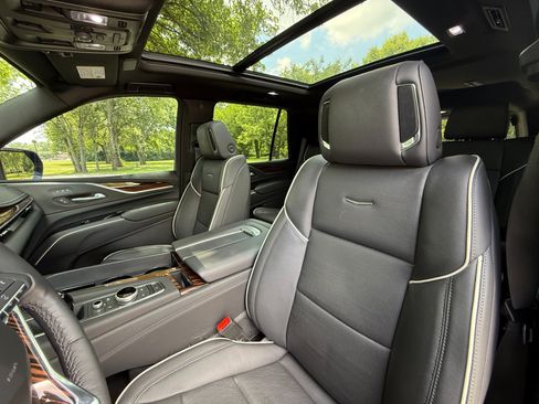 Used 2024 Cadillac Escalade Premium Luxury AWD/4WD image 25