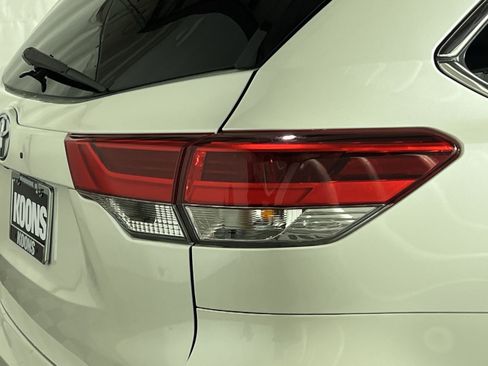Used 2019 Toyota Highlander XLE AWD/4WD image 22