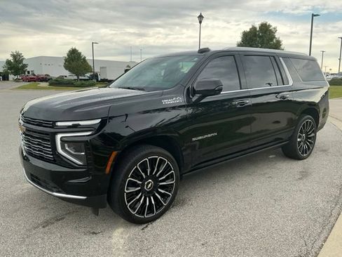 Used 2025 Chevrolet Suburban High Country AWD/4WD image 3