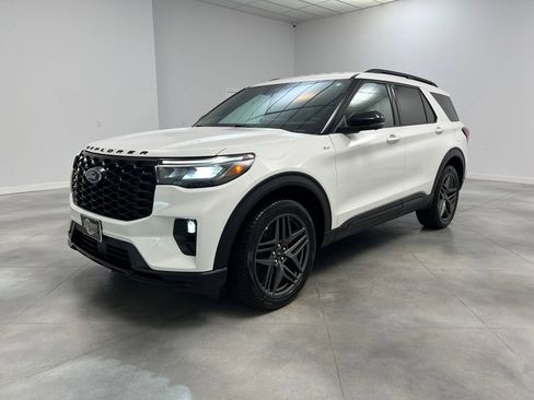 Used 2025 Ford Explorer ST-Line w/ ST-Line Street Pack image 3