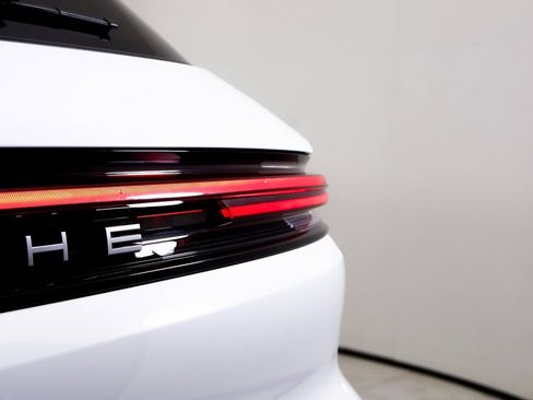 Used 2025 Porsche Cayenne image 11