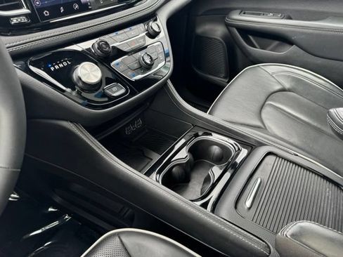 Used 2025 Chrysler Pacifica Limited FWD image 21