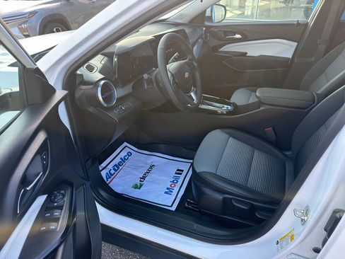 Used 2025 Chevrolet Trax LT w/ Driver Confidence Package image 8