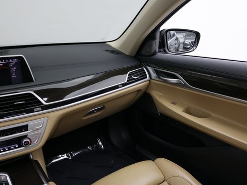 Used 2022 BMW 740i w/ Premium Package RWD image 35