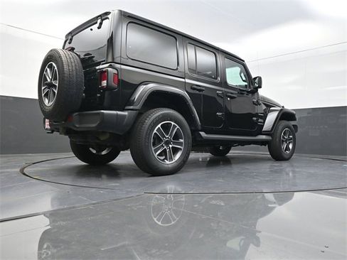 Used 2023 Jeep Wrangler Unlimited Sahara w/ Cold Weather Group image 33