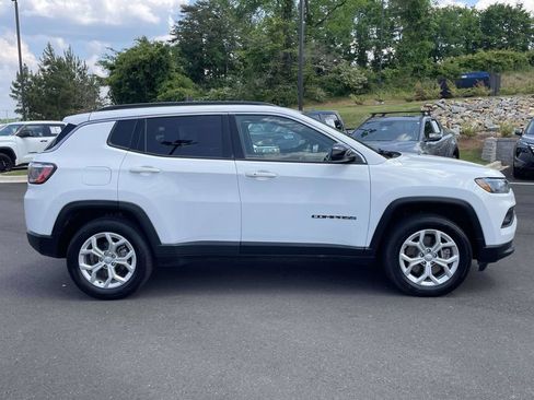 Used 2024 Jeep Compass Latitude AWD/4WD image 2