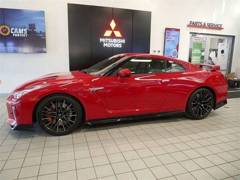 Used 2023 Nissan GT-R Premium w/ Premium Interior Package image 2