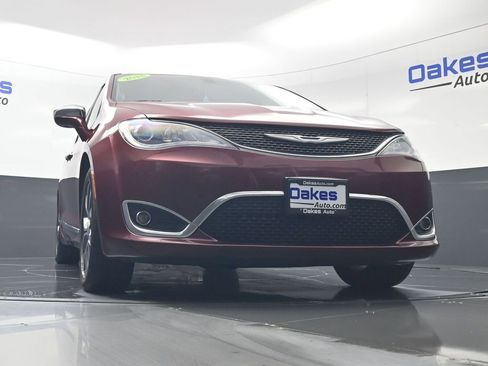 Used 2018 Chrysler Pacifica Limited image 40
