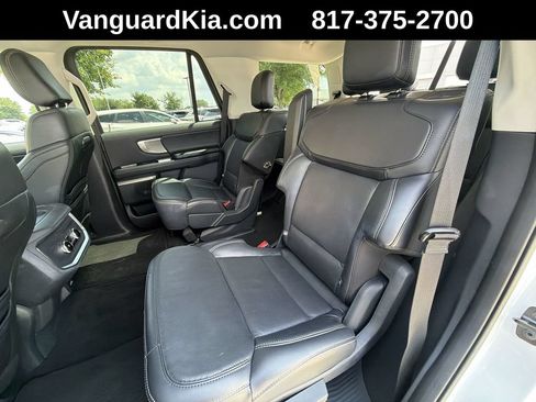 Used 2025 Ford Expedition Platinum AWD/4WD image 27
