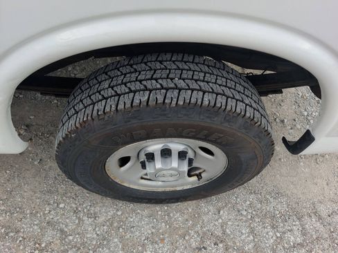 Used 2018 Chevrolet Express 2500 RWD image 12