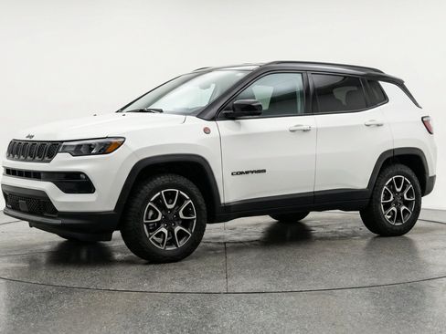 Used 2025 Jeep Compass Trailhawk AWD/4WD image 3