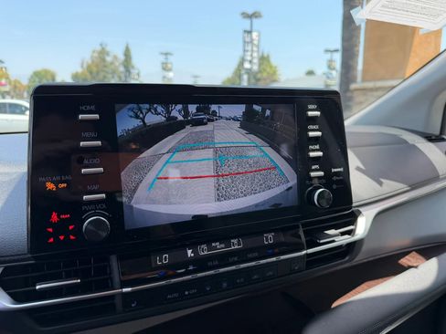 Used 2023 Toyota Sienna XLE FWD image 33
