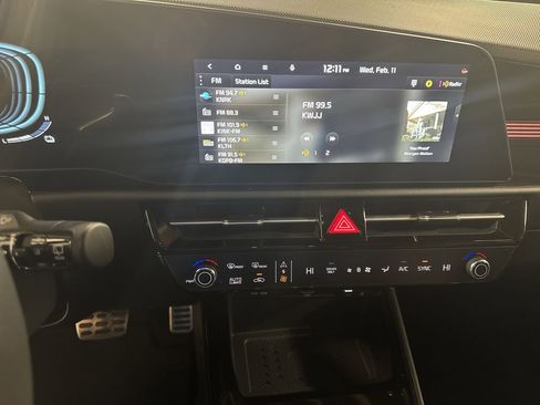 Certified 2025 Kia Niro SX Touring image 23