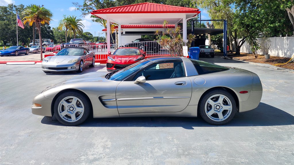Used 1998 Chevrolet Corvette Coupe w/ Memory Pkg RWD image 13