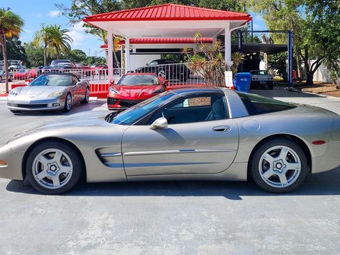Used 1998 Chevrolet Corvette Coupe w/ Memory Pkg RWD image 13