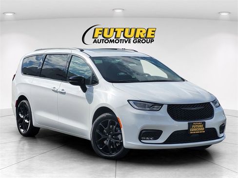 New 2026 Chrysler Pacifica Limited w/ S Appearance Package image 1