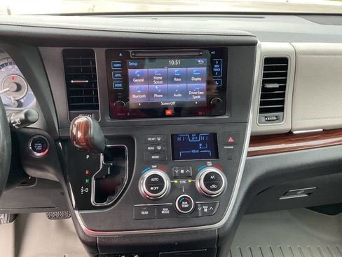 Used 2015 Toyota Sienna AWD image 22