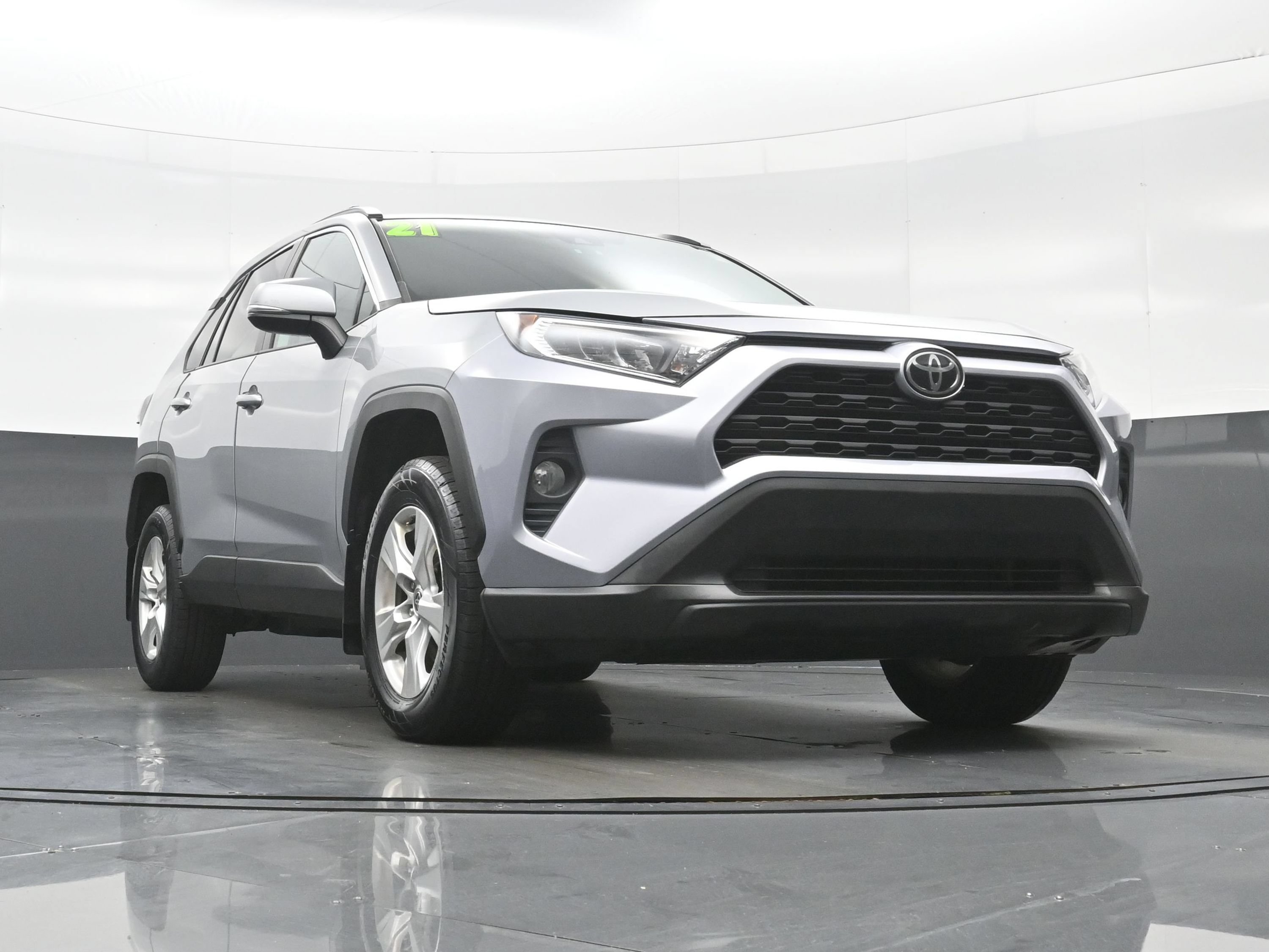 Used 2021 Toyota RAV4 XLE AWD/4WD image 32