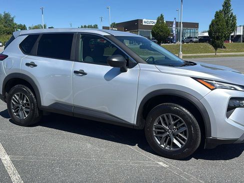 Used 2025 Nissan Rogue S AWD/4WD image 2