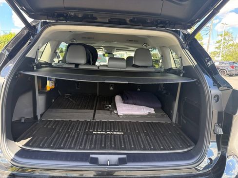 Used 2022 Toyota Highlander XLE AWD/4WD image 21