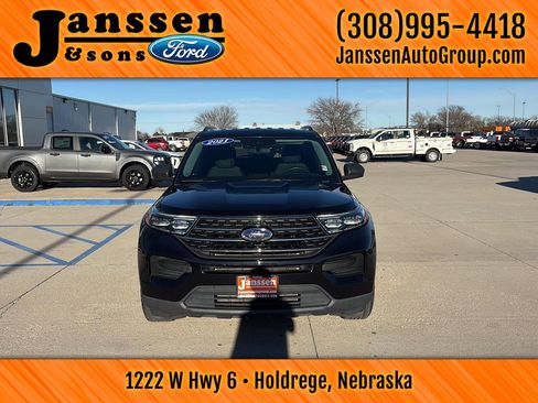 Used 2021 Ford Explorer XLT image 3