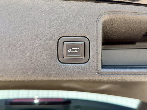 Used 2020 GMC Terrain Denali w/ Denali Premium Package AWD/4WD image 18