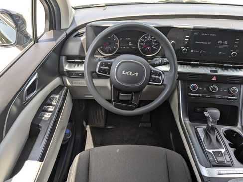 Used 2022 Kia Carnival LX FWD image 21