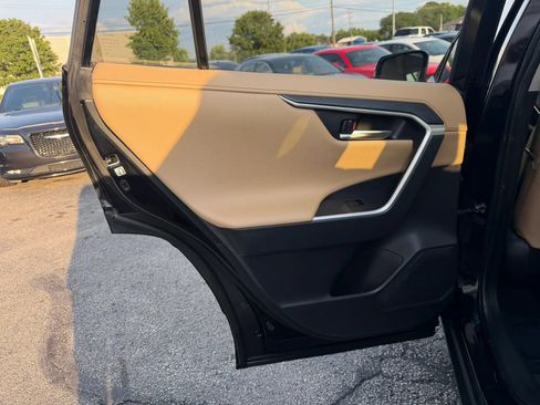 Used 2019 Toyota RAV4 Limited AWD/4WD image 18