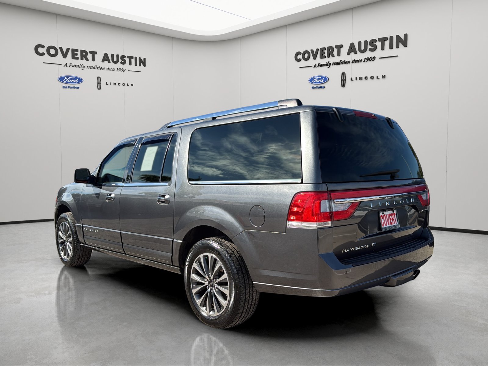 Used 2015 Lincoln Navigator L 2WD image 3