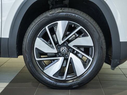 Used 2025 Volkswagen Atlas SEL AWD/4WD image 12