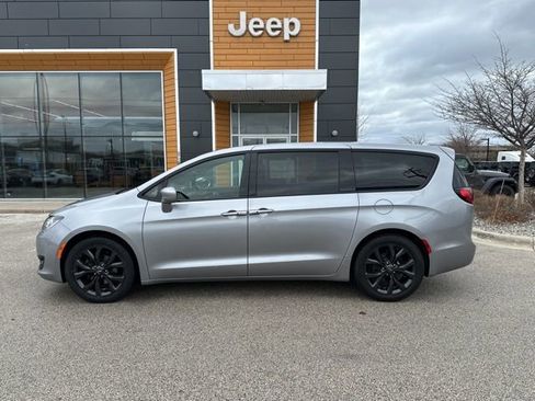 Used 2019 Chrysler Pacifica Touring Plus w/ S Appearance Package image 9