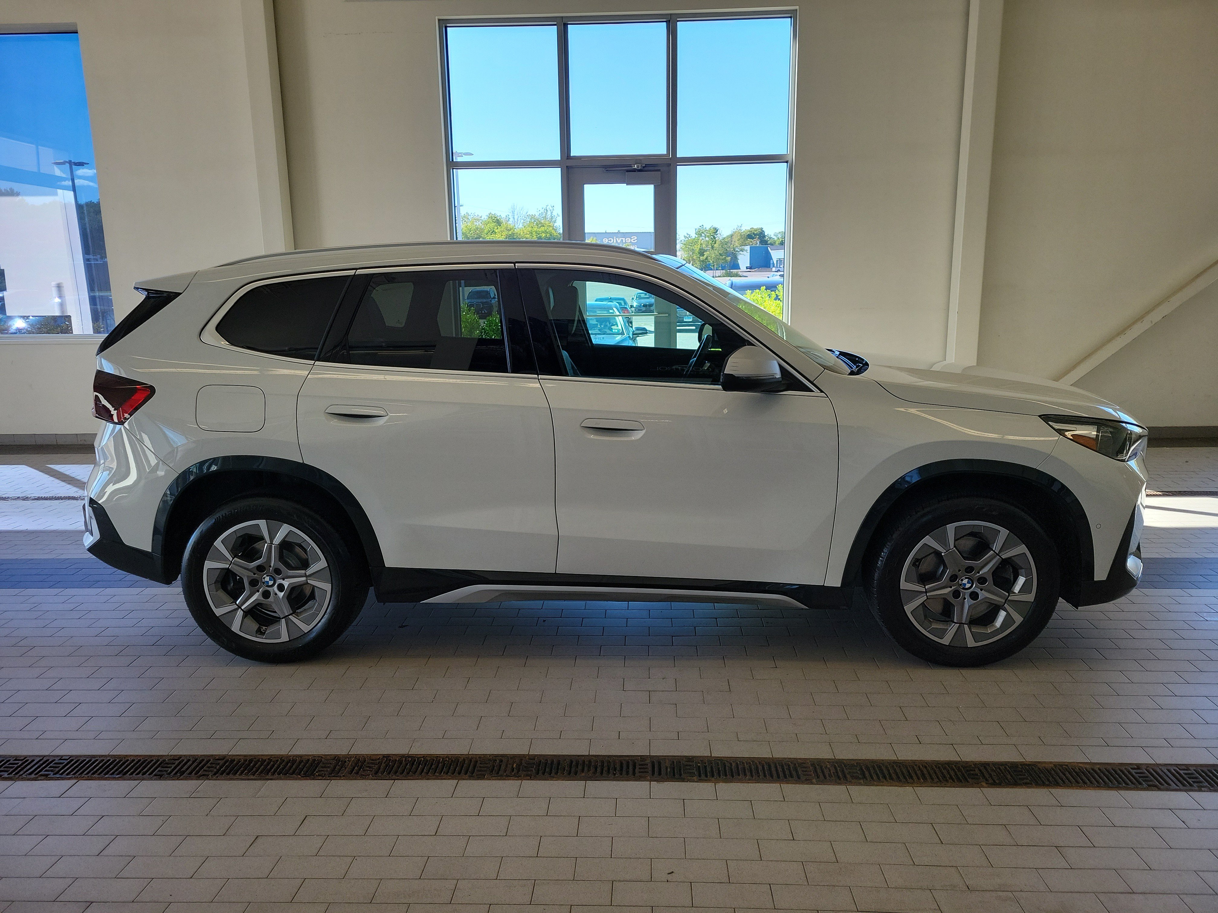 Used 2024 BMW X1 xDrive28i w/ Convenience Package AWD/4WD image 4