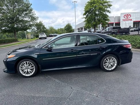 Used 2020 Toyota Camry XLE w/ Sunroof Package FWD image 3