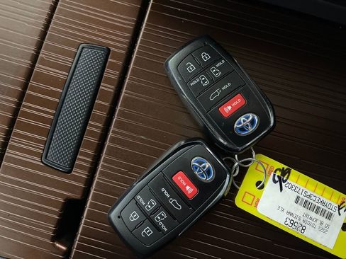 Certified 2023 Toyota Sienna XLE image 24