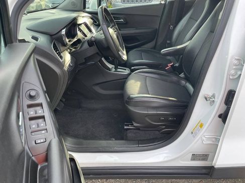 Used 2017 Chevrolet Trax LT w/ LT Convenience Package FWD image 10