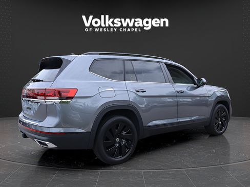 Certified 2024 Volkswagen Atlas SE w/ Black Wheel Package FWD image 8