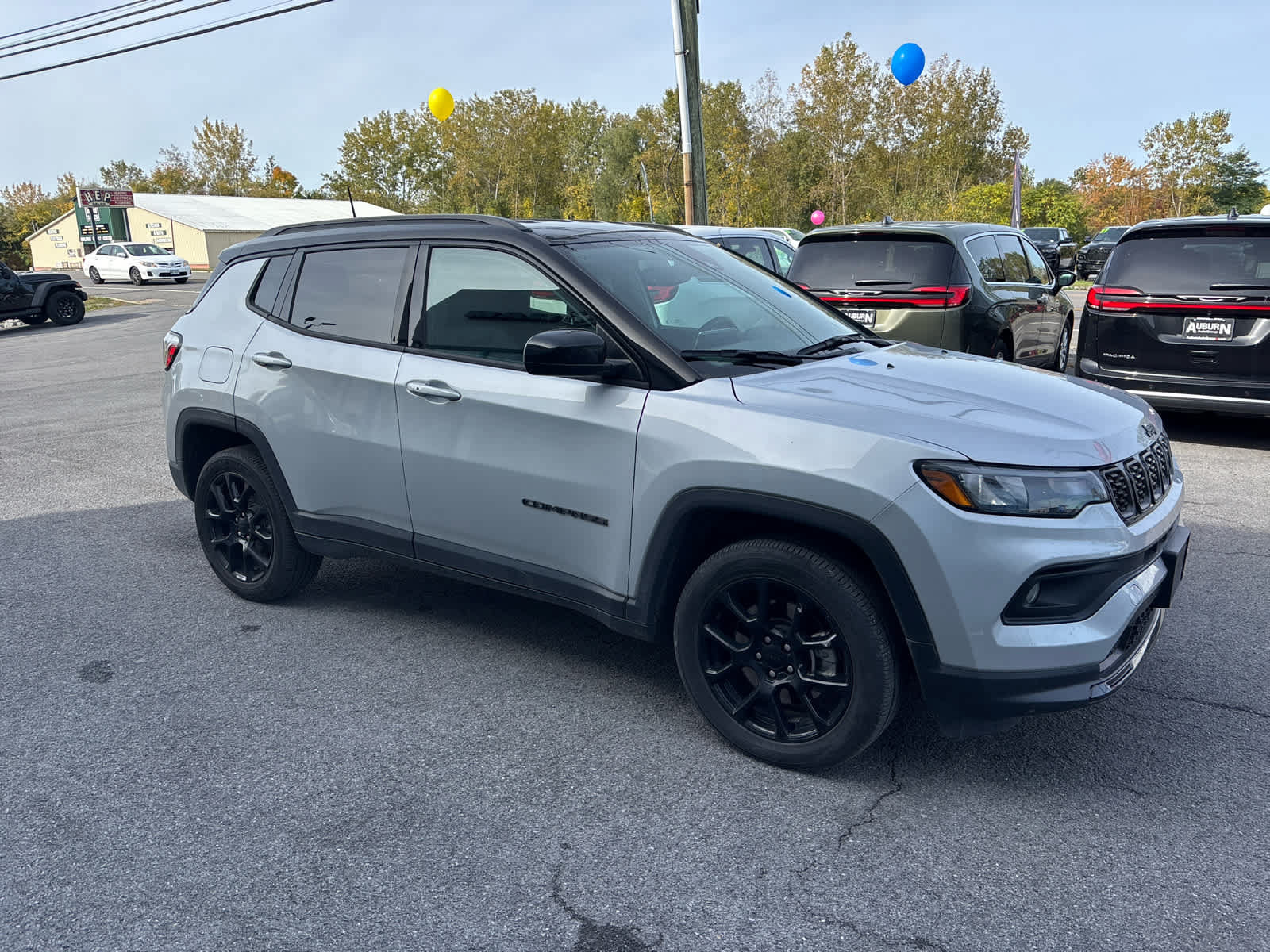 Used 2024 Jeep Compass Latitude w/ Convenience Group AWD/4WD image 3