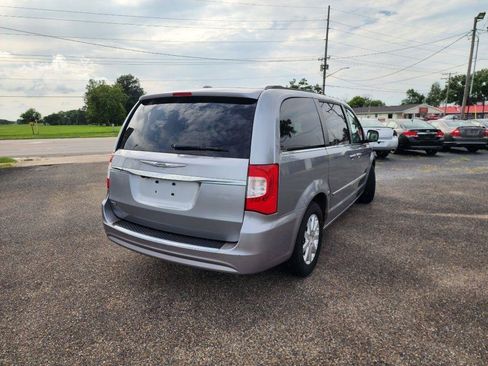 Used 2014 Chrysler Town & Country Touring FWD image 4