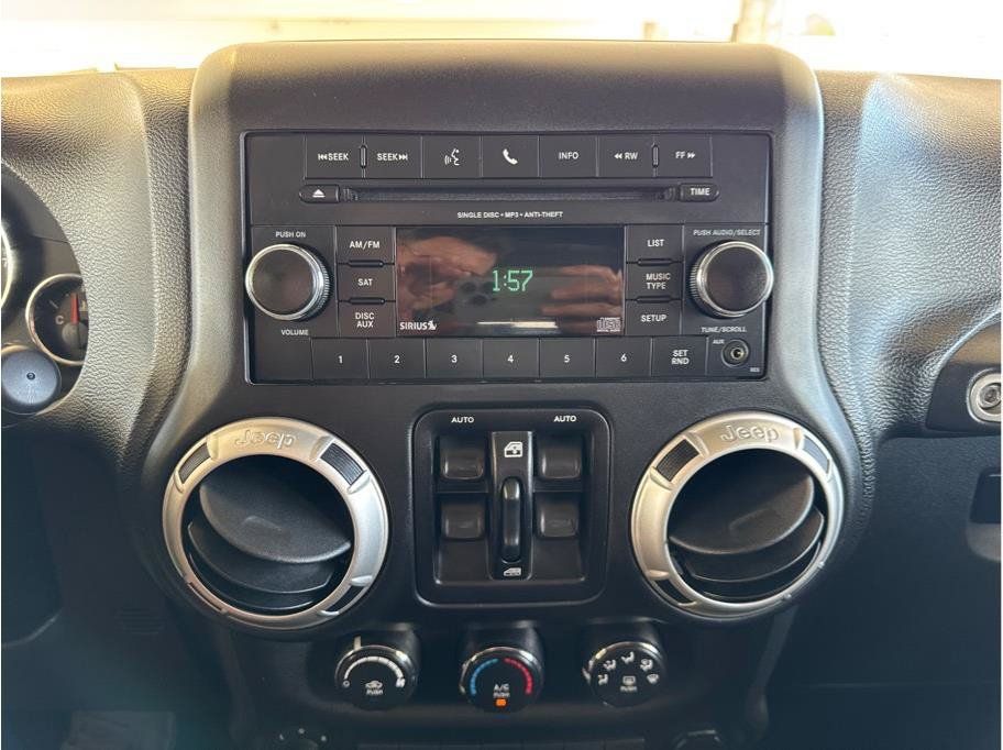 Used 2017 Jeep Wrangler Unlimited Sahara w/ Connectivity Group AWD/4WD image 19