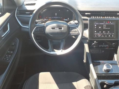 Used 2023 Jeep Grand Cherokee Laredo AWD/4WD image 6