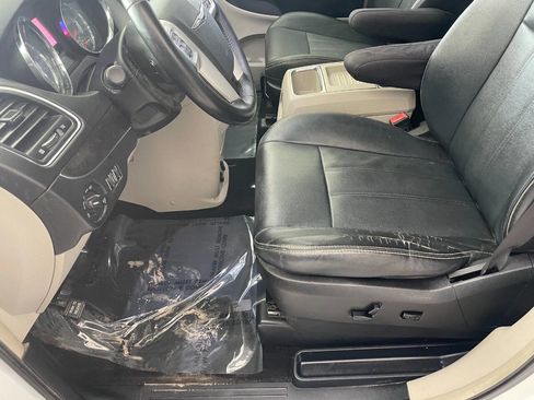Used 2016 Chrysler Town & Country Touring image 17