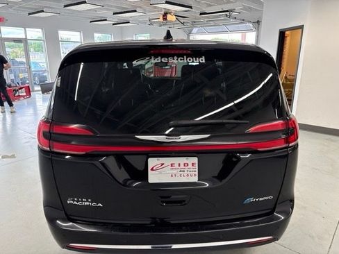 Used 2024 Chrysler Pacifica Limited FWD image 7